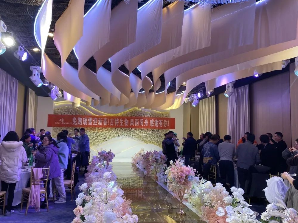 所有员工欢聚一堂，共同举杯庆祝